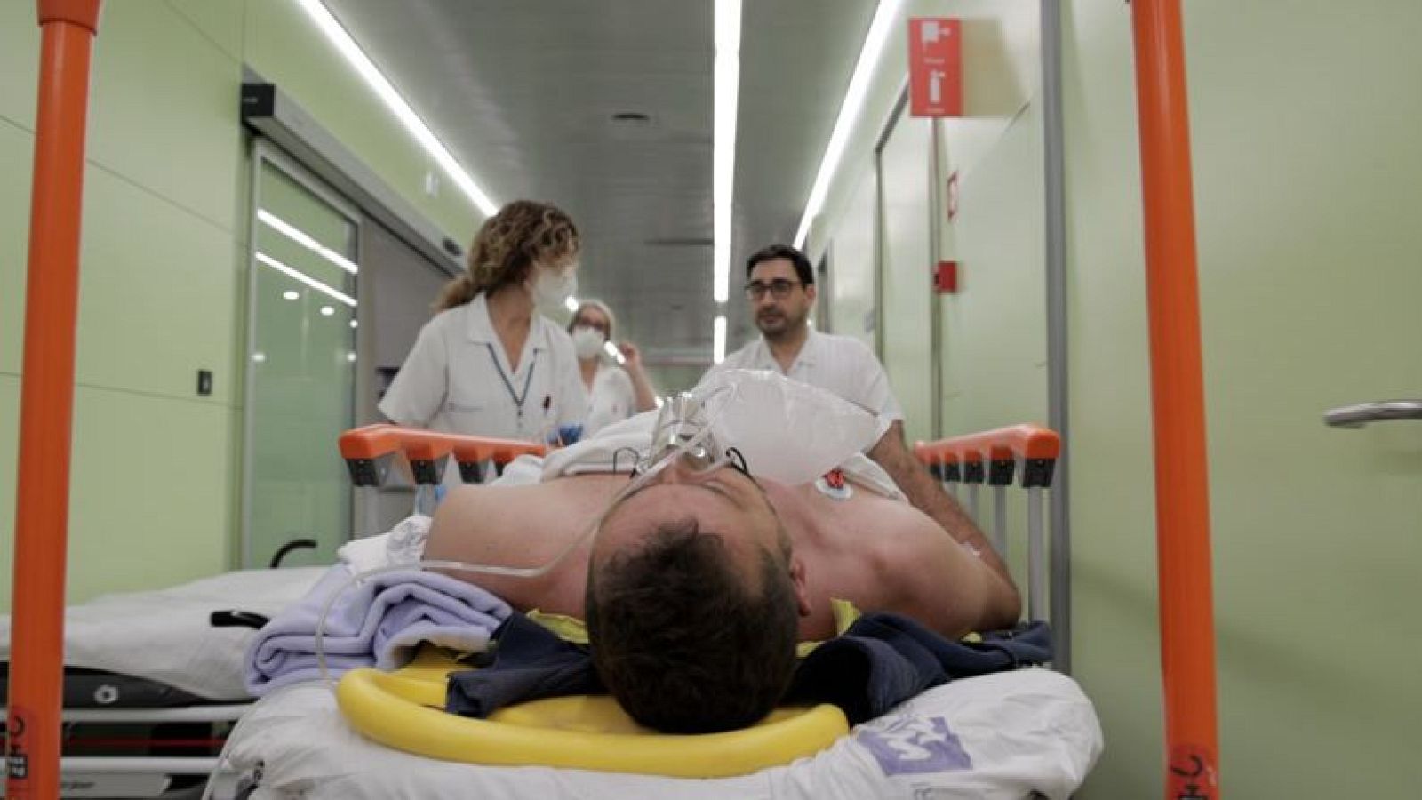 Entre l'esperança i el comiat: l'UCI de Granollers, protagonista d'Hospital de proximitat