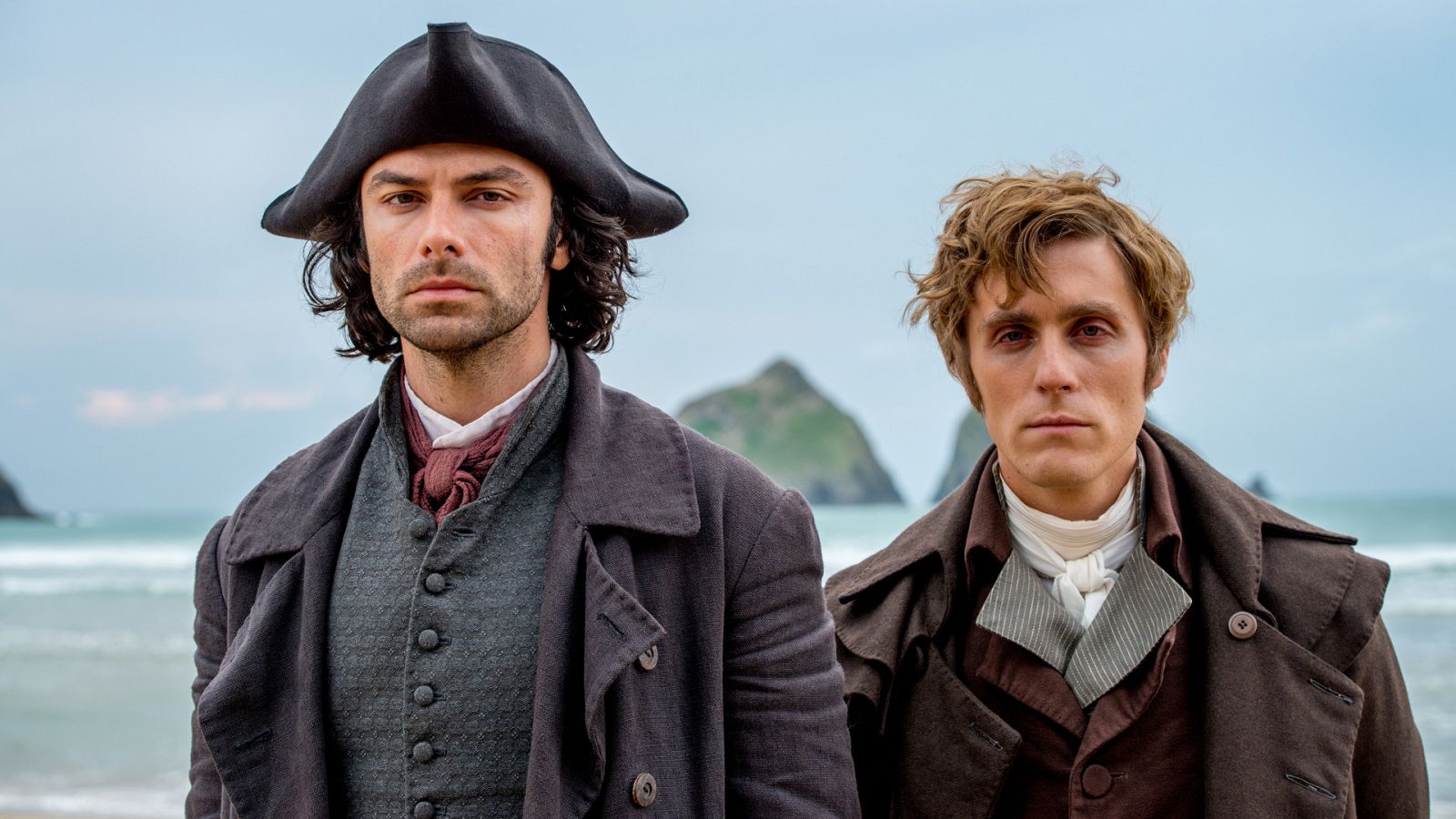 Aidan Turner y Jack Farthing como Ross Poldark y George Warleggan en la serie inglesa