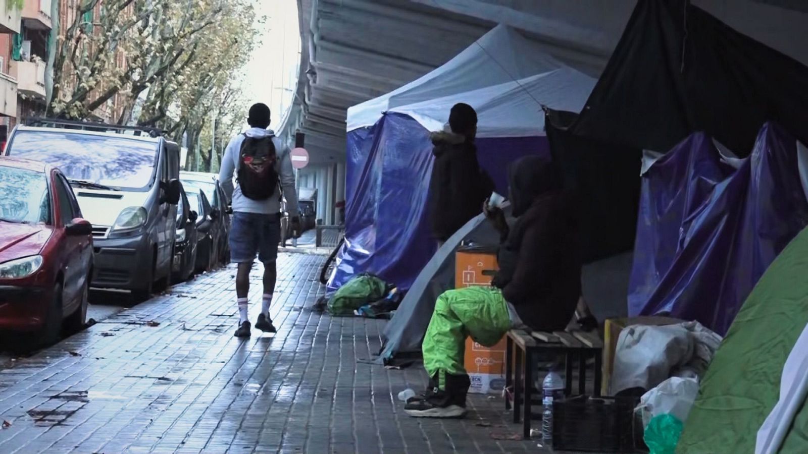 Alguns dels migrants desallotjats continuen al campament sota la C-31 a Badalona