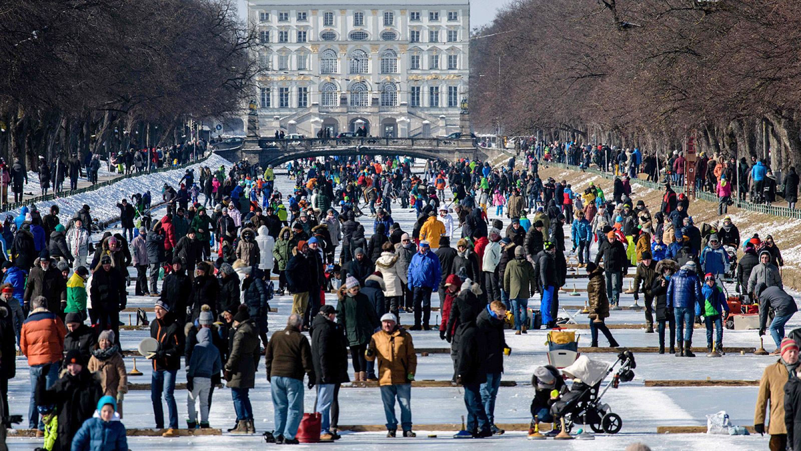 Un grupo de gente disfruta de la nieve al aire libre