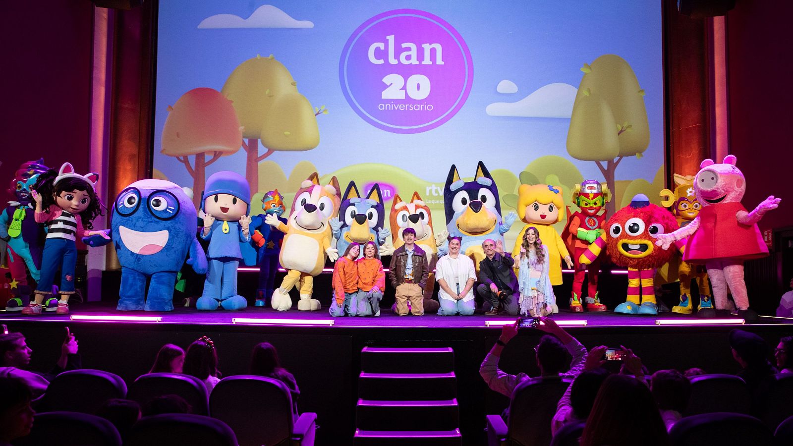 La familia de Clan celebra su 20 aniversario