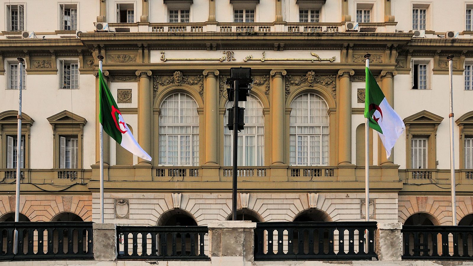 Argelia aprueba una ley que criminaliza las prácticas coloniales de Francia y busca reparaciones