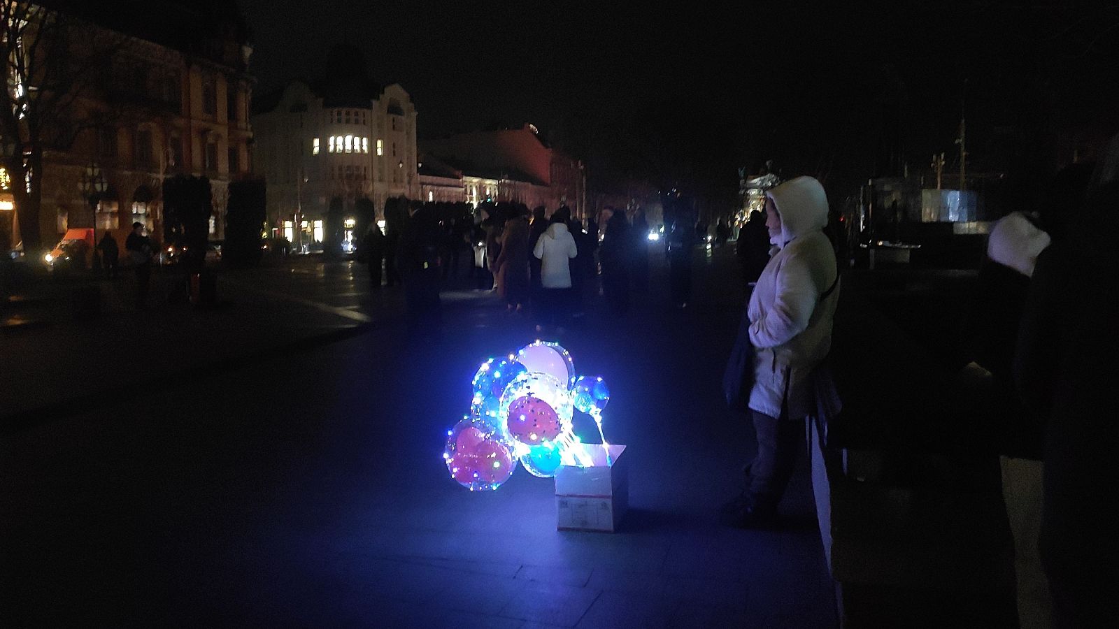 Varias personas en la Plaza de la Libertad de Leópolis, Ucrania, durante un corte de electricidad provocado por los ataques rusos