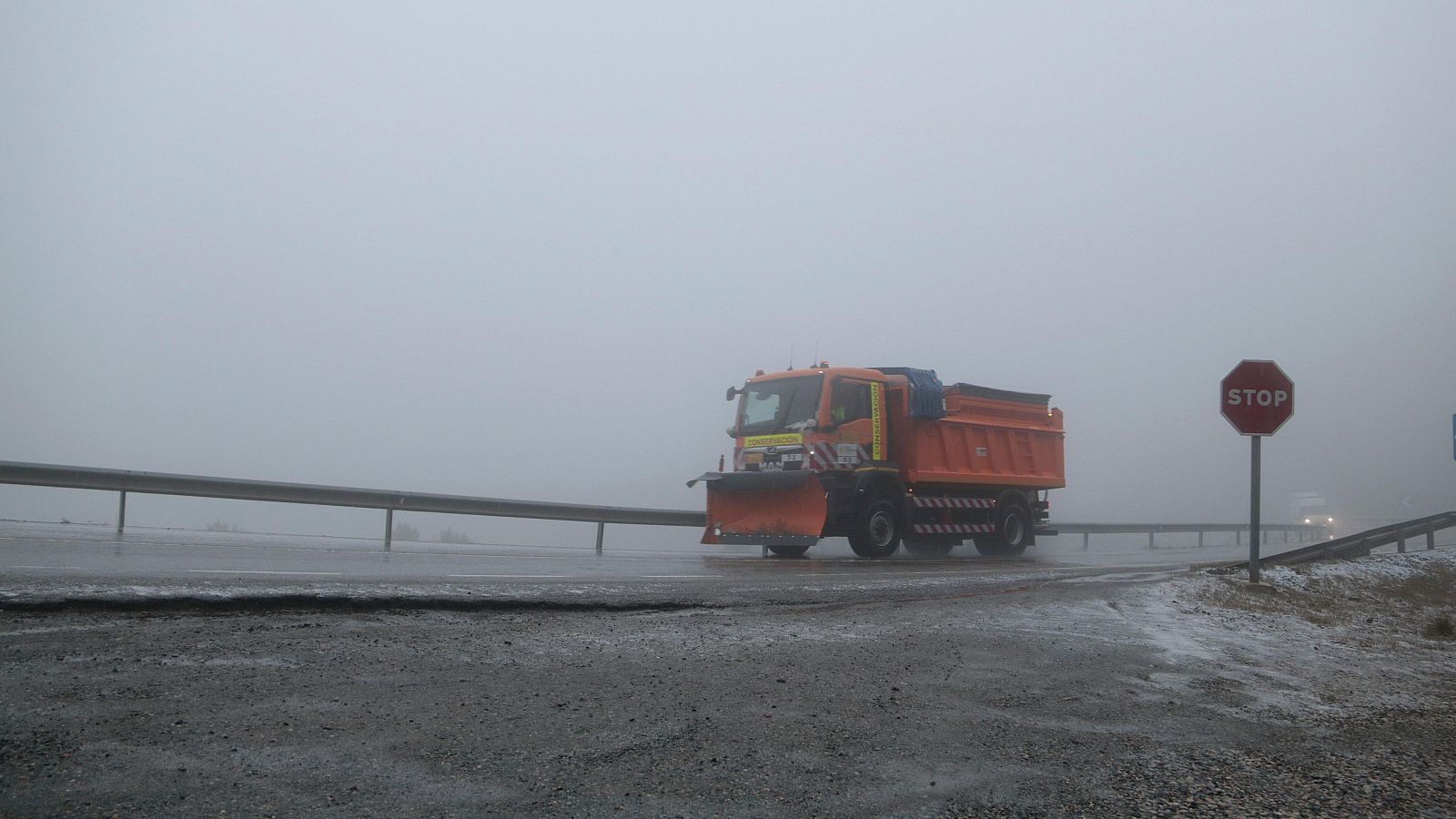 Una màquina llevaneus en un punt pròxim al coll de la Teixeta el dia de Nadal