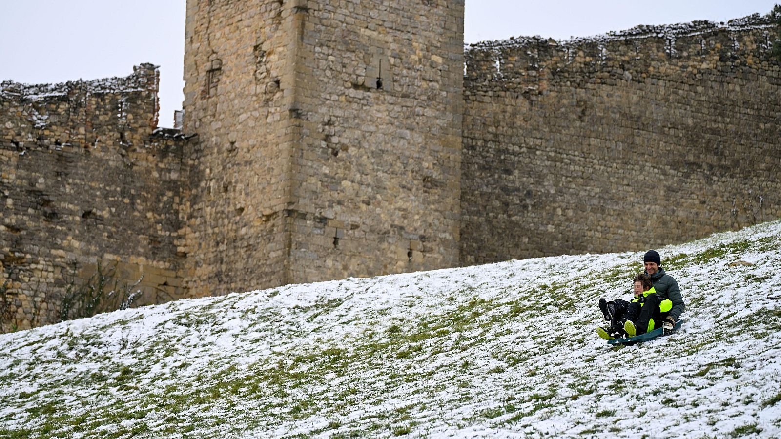 Dos personas juegan con la nieve en Morella, Castellón