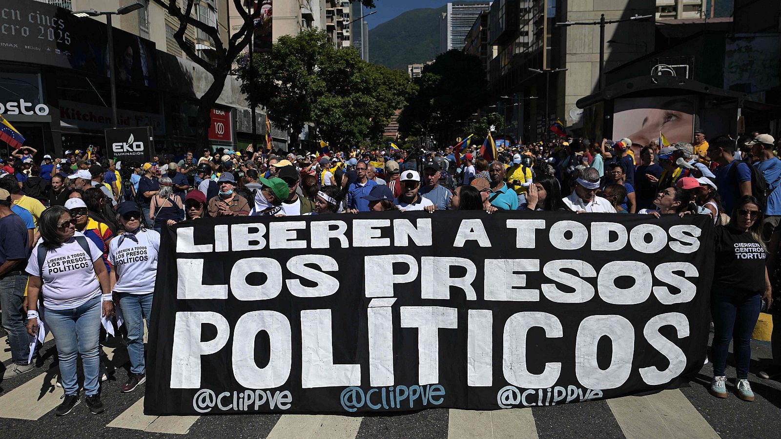 Familiares de presos políticos en Venezuela sostienen carteles en una manifestación este domingo, en Caracas (Venezuela).