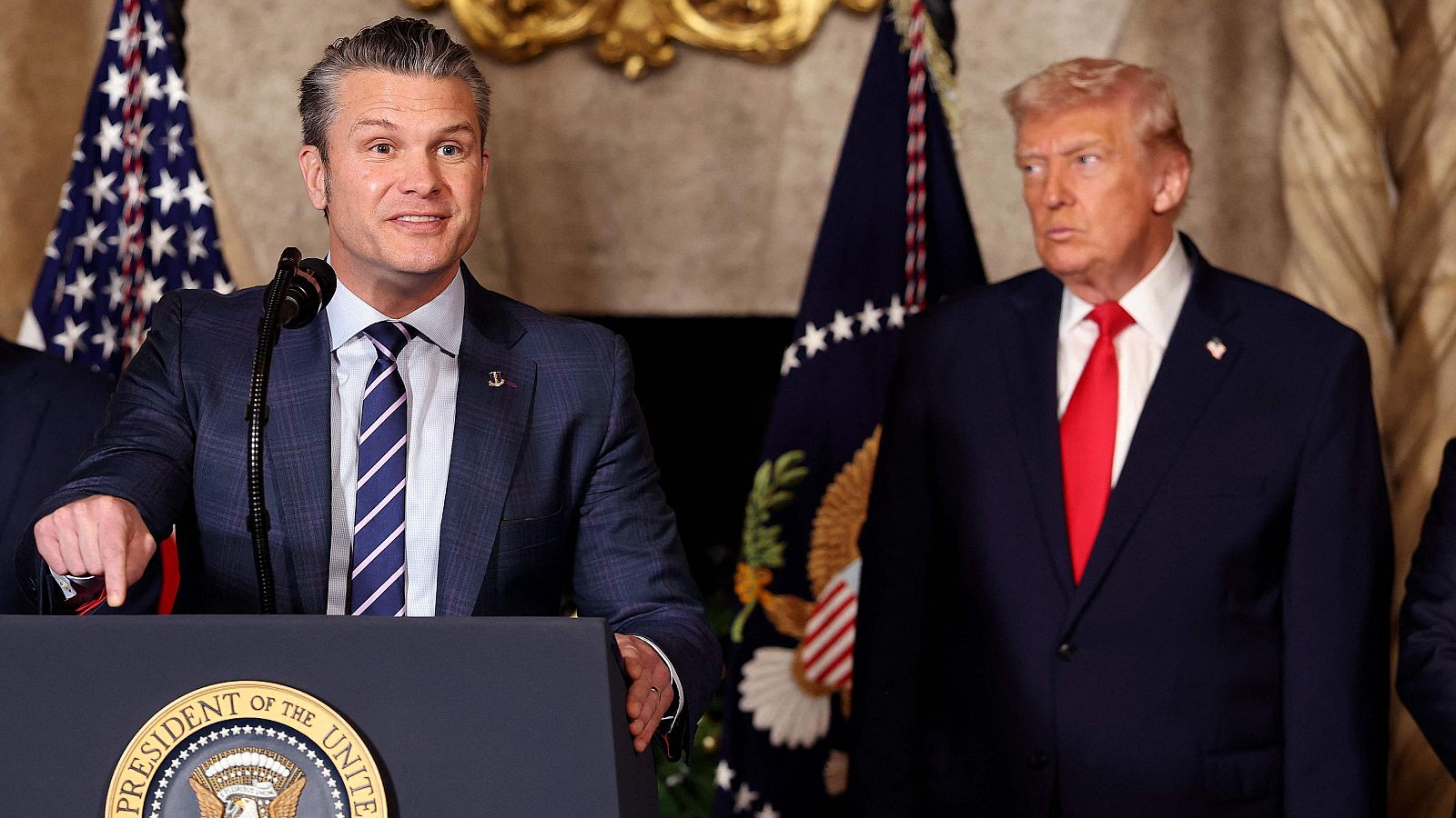 El secretario de Defensa de EE. UU., Pete Hegseth, junto al presidente Donald Trump durante una rueda de prensa del pasado 22 de diciembre.