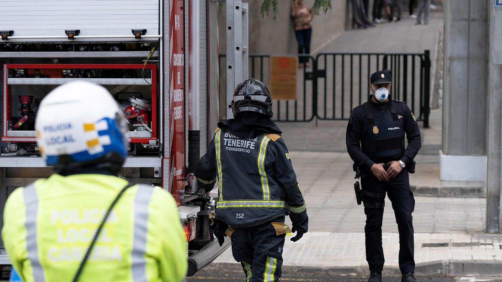 Los bomberos de Santa Cruz de Tenerife durante un incendio en una vivienda en una imagen de archivo