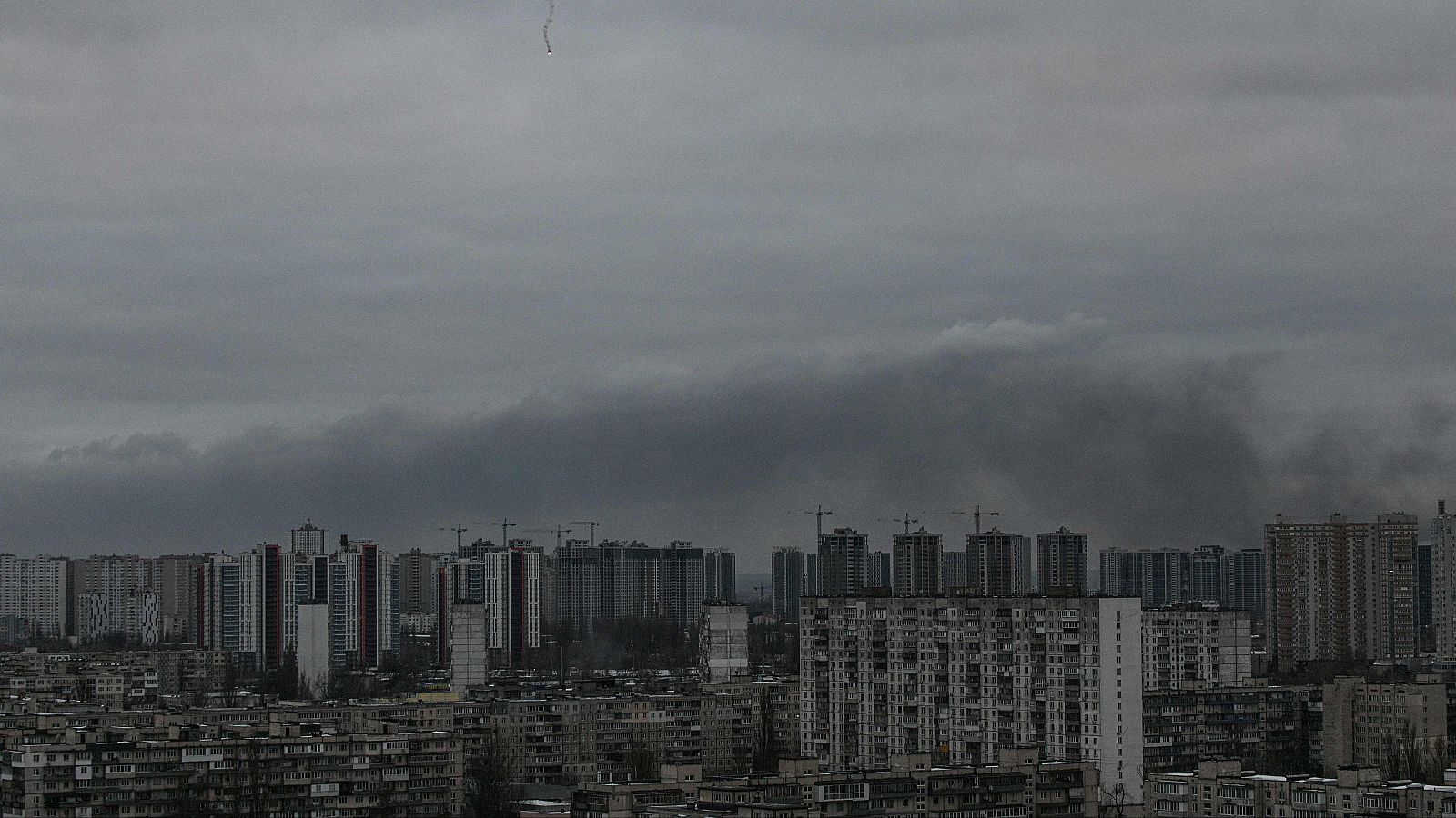 Duros ataques rusos en Ucrania antes del esperado encuentro entre Trump y Zelenski