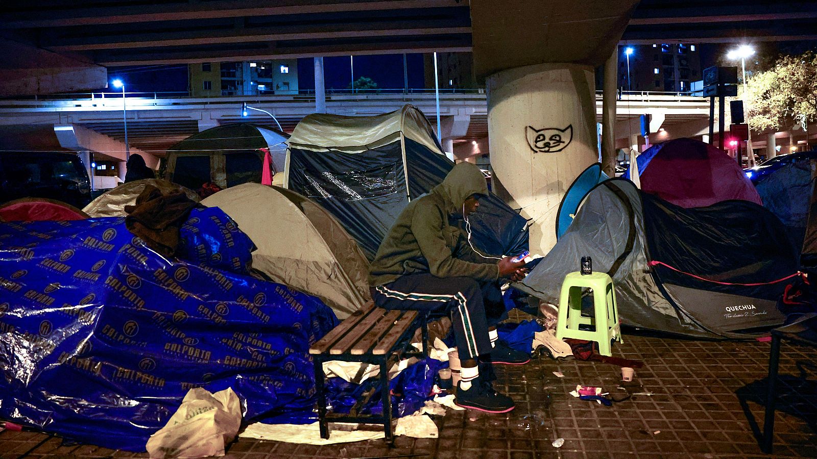 La Generalitat y entidades sociales albergan a 147 de los migrantes desalojados en Badalona