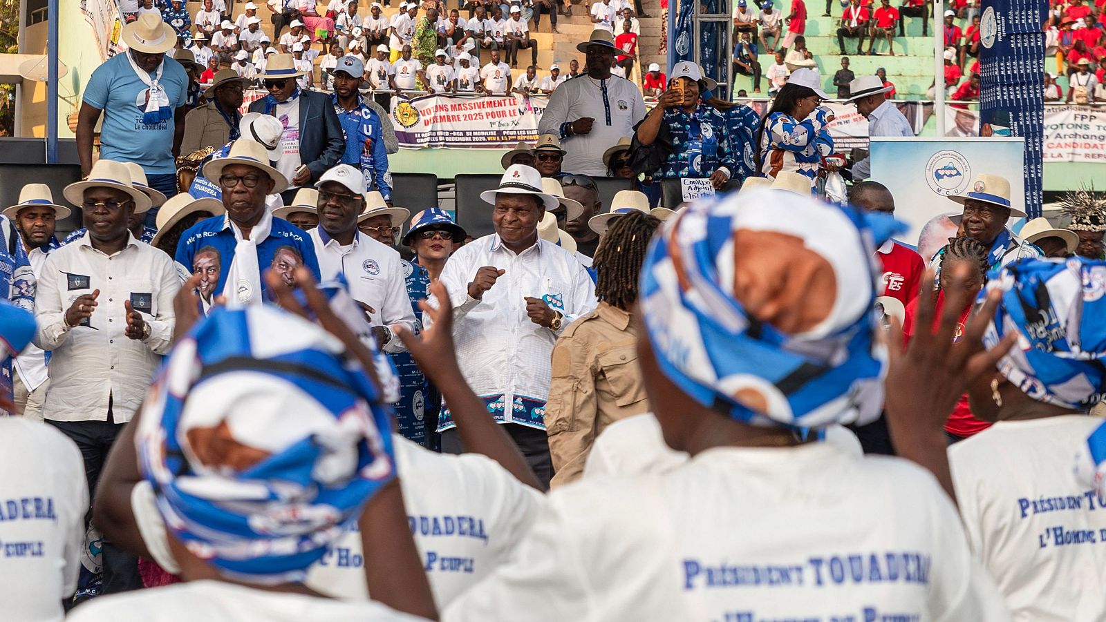 El presidente de la República Centroafricana y candidato presidencial por el Movimiento Corazones Unidos (MCU), Faustin Archange Touadera (C), baila durante su mitin final en Bangui.