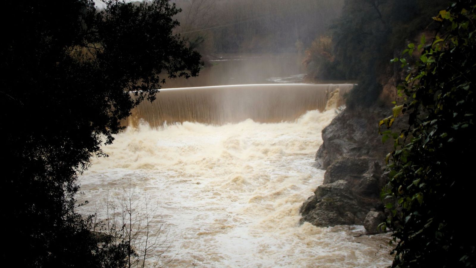 Salt d'aigua de la Central del Martís, a Esponellà (riu Fluvià, Girona)