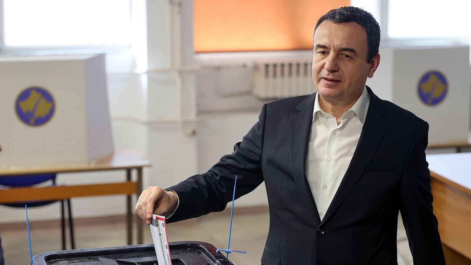 El partido del primer ministro de Kosovo obtiene una amplia victoria en las elecciones tras casi un año de bloqueo político