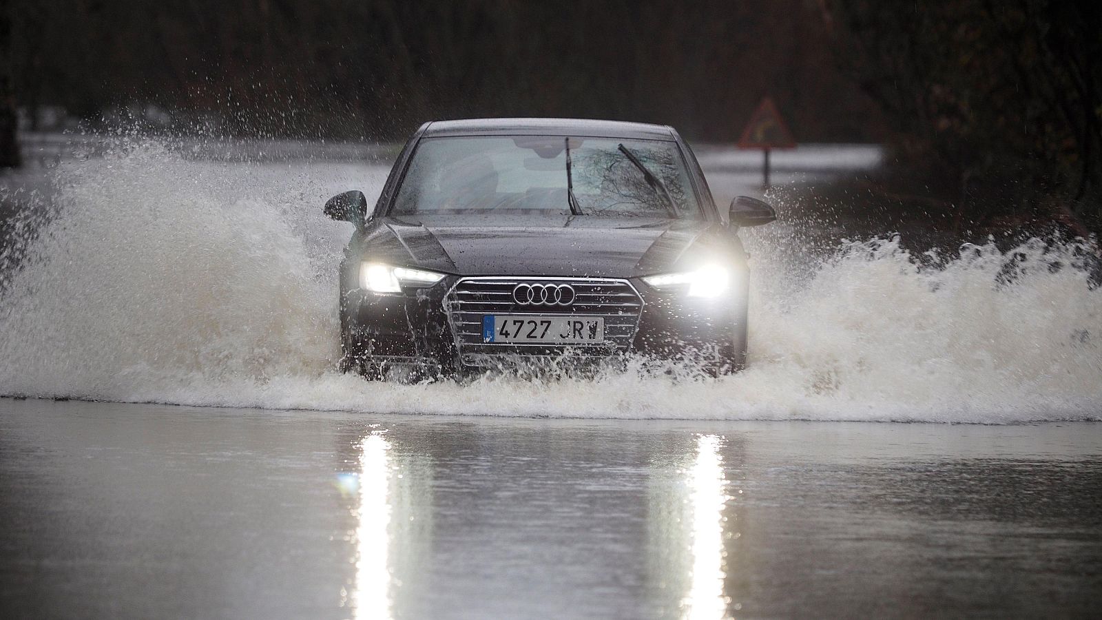 Así debes actuar si una riada te sorprende dentro del coche