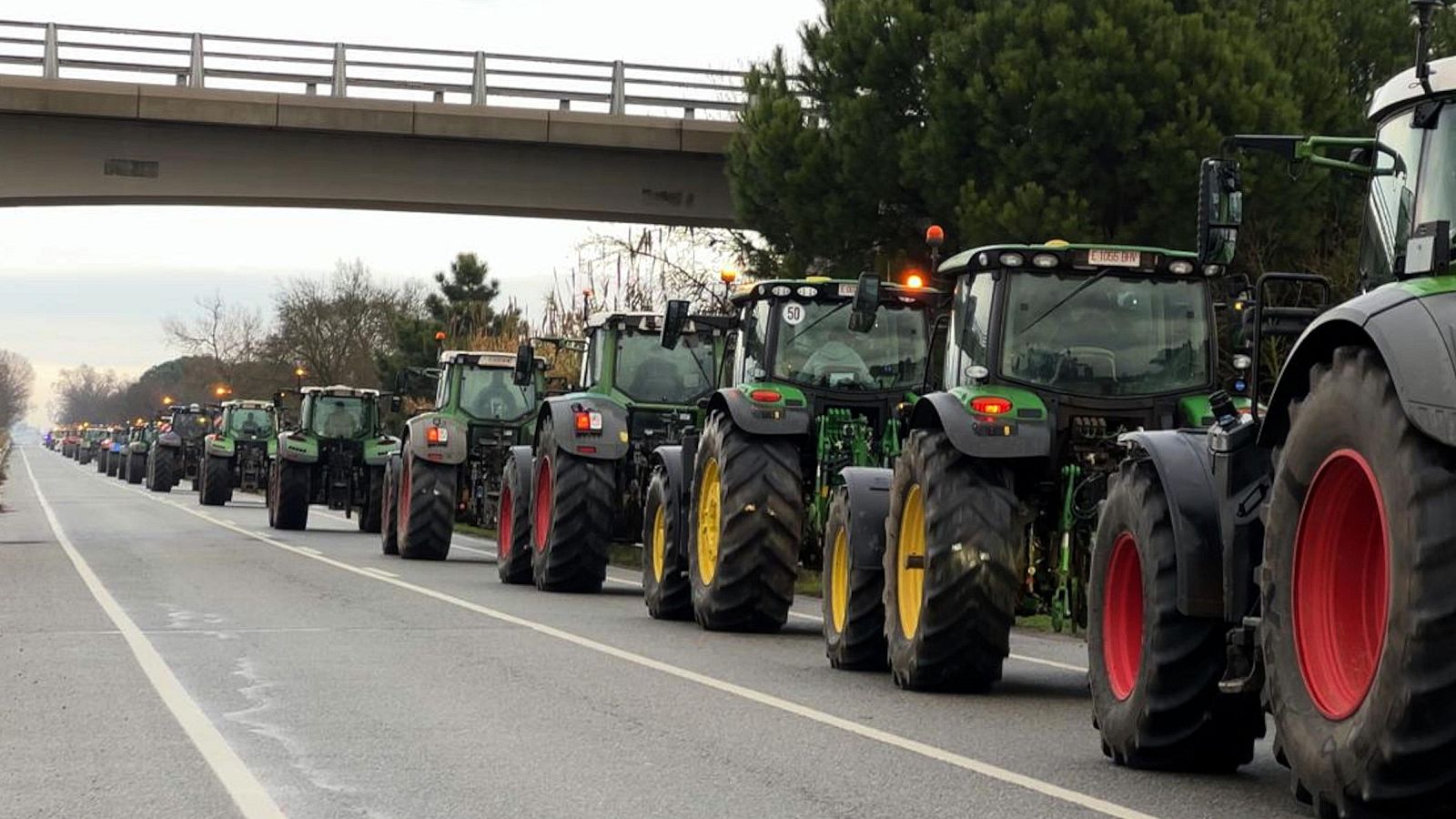 Més d'una seixantena de tractors han sortit de Caldes de Malavella en direcció l'Eix | ACN