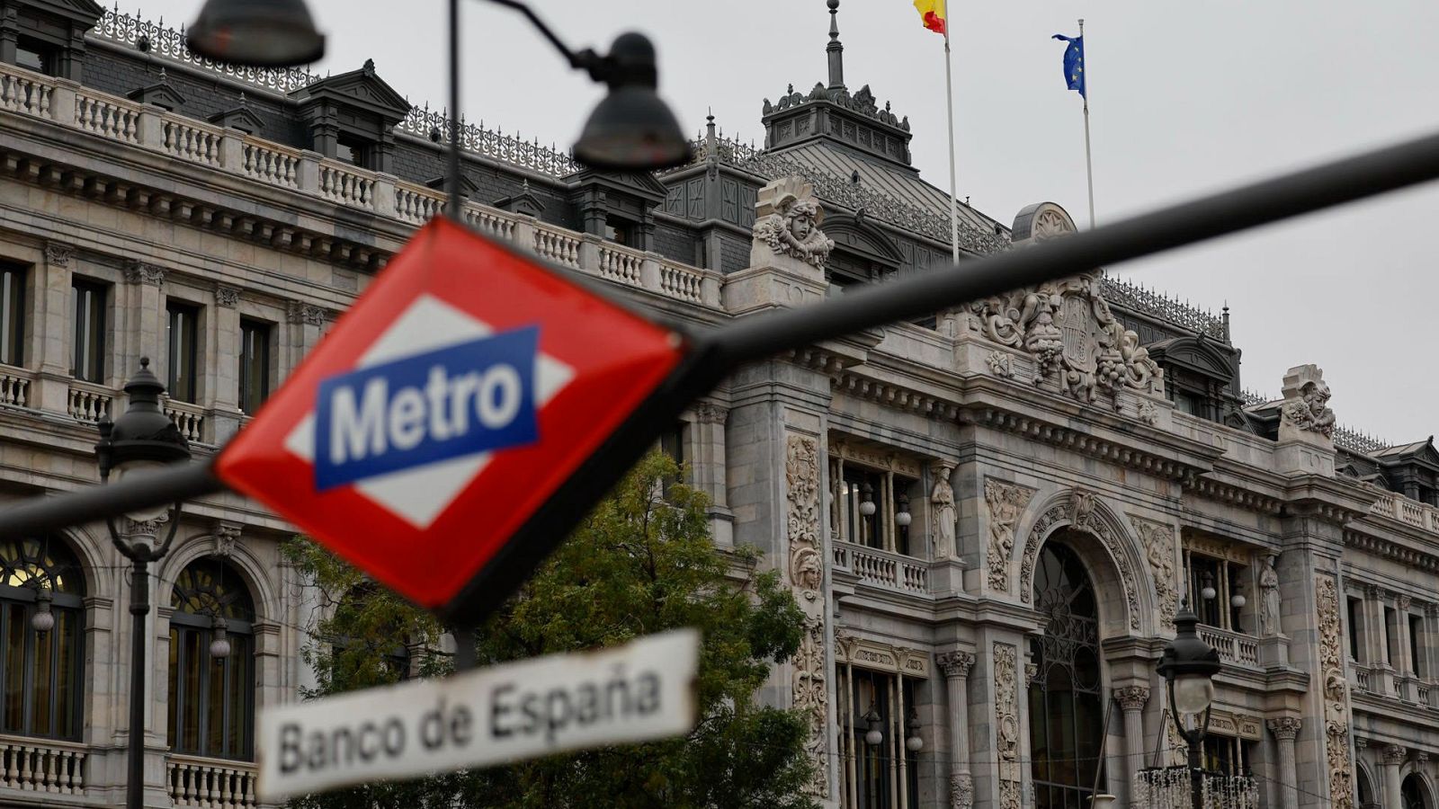 La CNMC multa con 2,9 millones a cuatro agencias de viajes por repartirse contratos del Banco de España y de la UCM