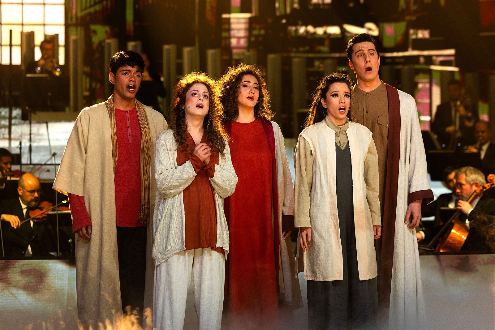 Aseel, Jorge, Marina, Guillem y Carmen en el plató de 'ARIA, locos por la ópera'