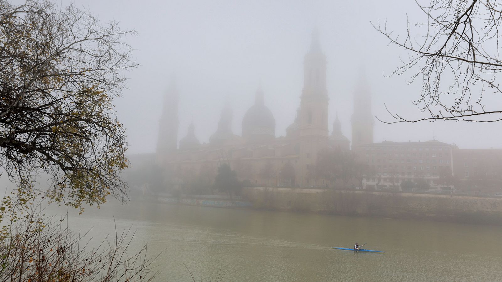 La basílica del Pilar de Zaragoza, tras una densa niebla
