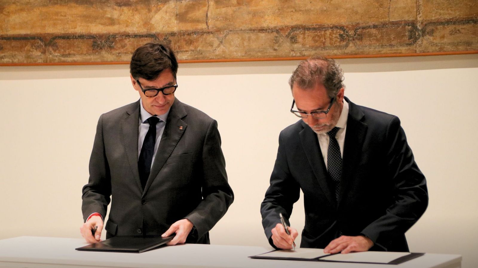 El president del Govern, Salvador Illa, i el president del Consell dels Il·lustres Col·legis de l’Advocacia de Catalunya, Rogeli Montoliu, signant l'acord institucional