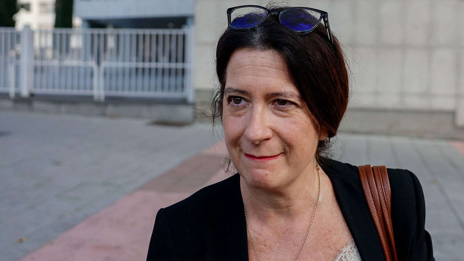 La exmilitante del PSOE Leire Díez, a su salida este mediodía de los Juzgados de Plaza de Castilla