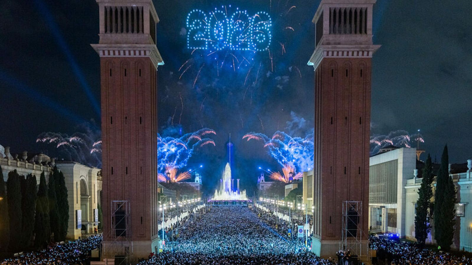 Celebració de Cap d'Any a l'avinguda Maria Cristina de Barcelona.