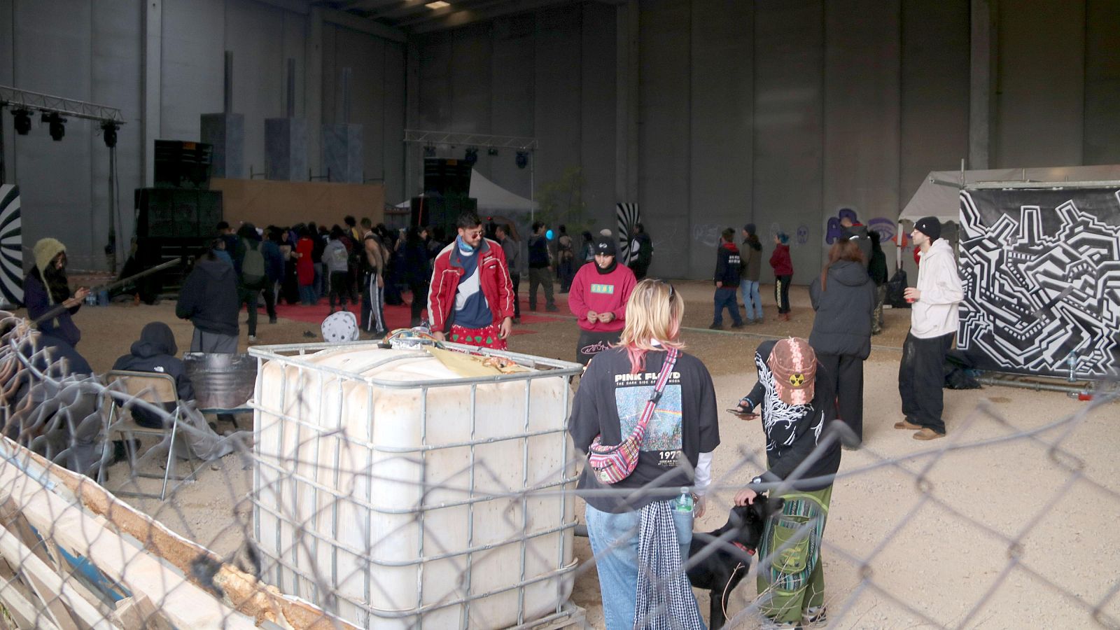 Alguns dels participants de la rave il·legal de la Sénia ballant | ACN