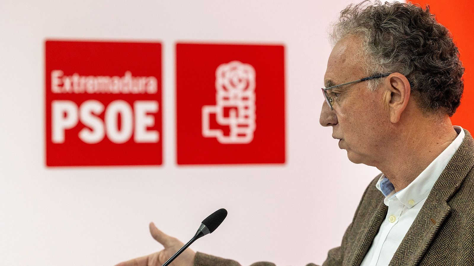 El presidente de la Junta Gestora del PSOE de Extremadura, José Luis Quintana, en una rueda de prensa en Mérida