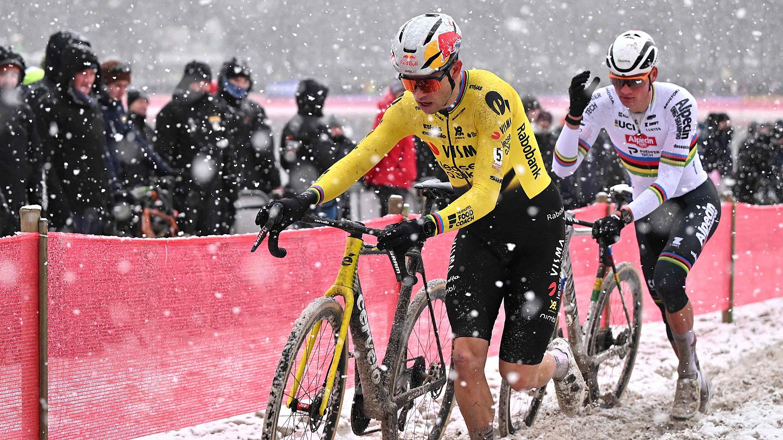 Van Aert sufre una fractura de tobillo y cierra la temporada de ciclocrós