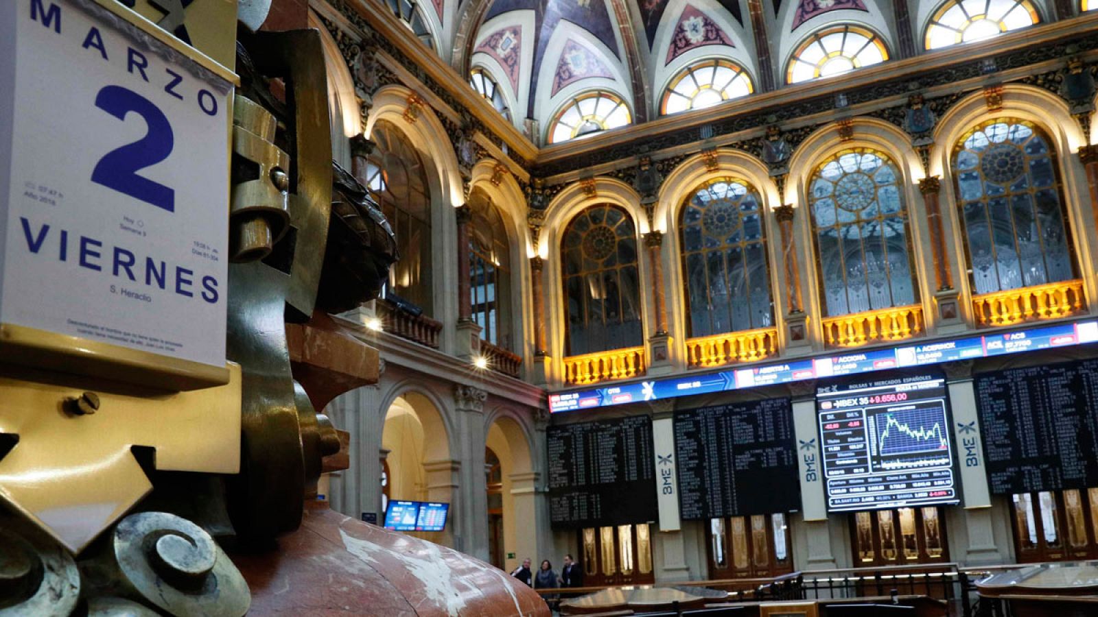 El IBEX 35, el principal indicador de la Bolsa española, mantiene la tendencia negativa este viernes