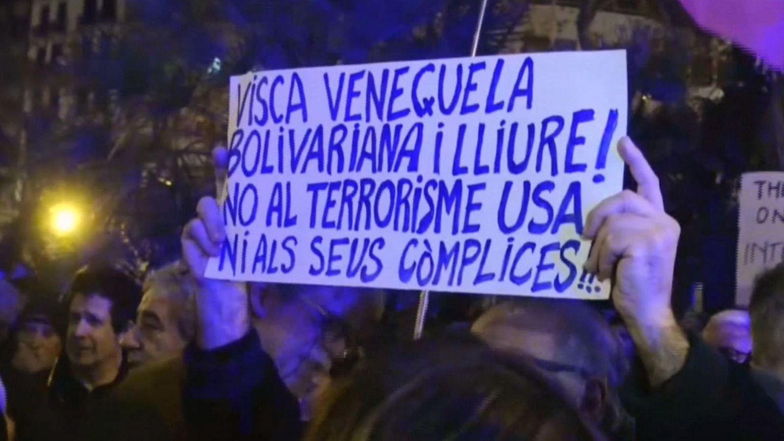 Un dels cartells que s'ha exhibit a la concentració convocada per l'Assemblea Bolivariana de Catalunya davant el consolat de Veneçuela a Barcelona