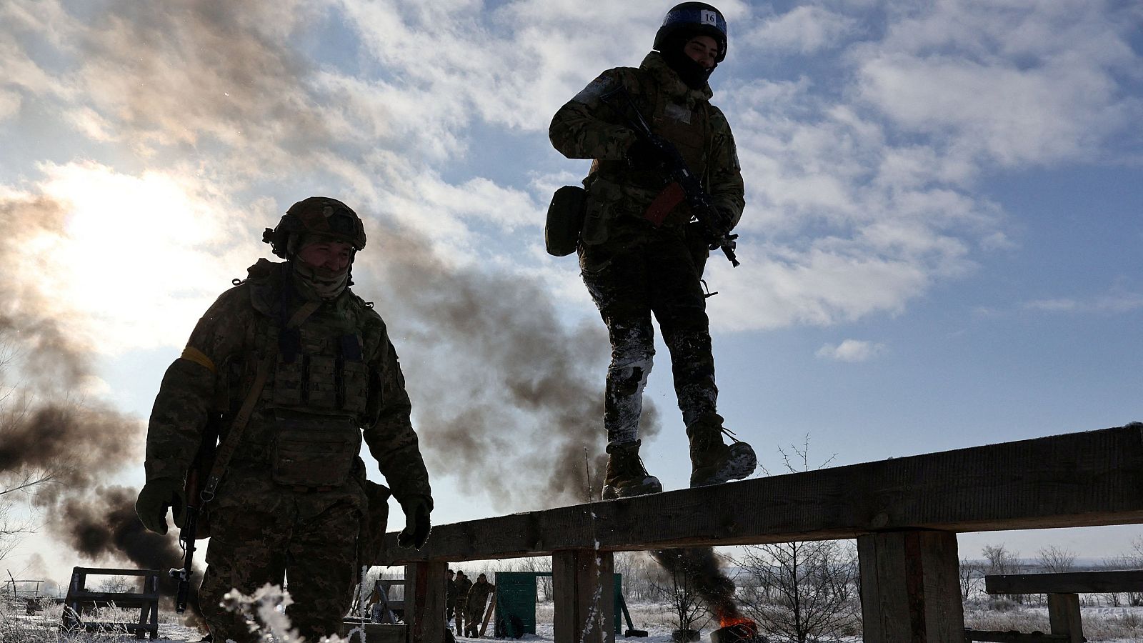 Dos soldados ucranianos realizan maniobras en la región de Zaporiyia