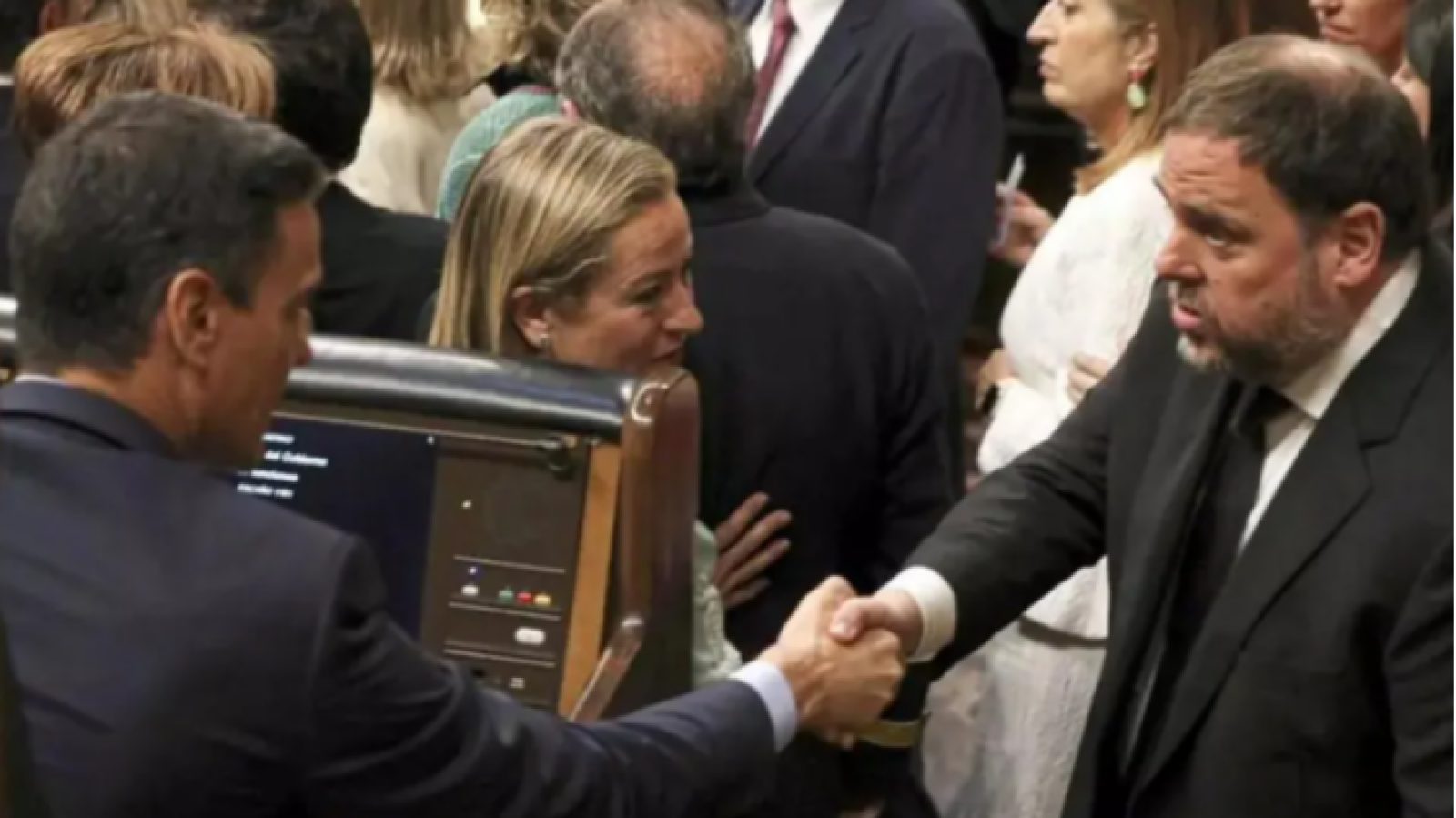 Pedro Sánchez i Oriol Junqueras se saluden el maig de 2019 al Congrés dels Diputats