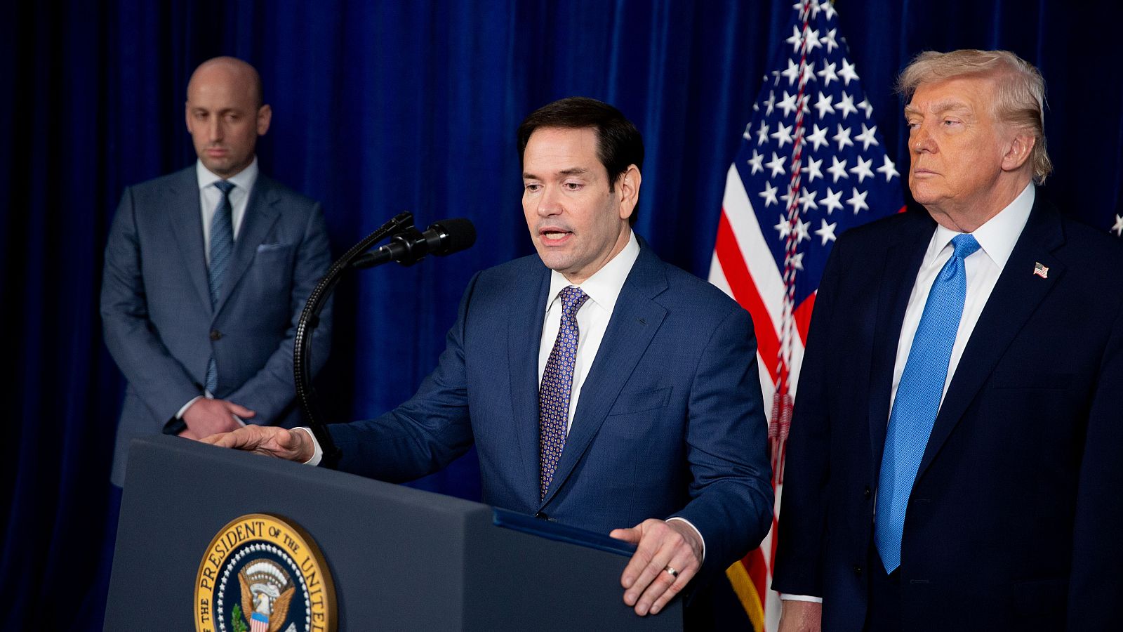 EE.UU. considera claves las "próximas dos o tres semanas" en un proceso de transición que se desatasca sin Maduro