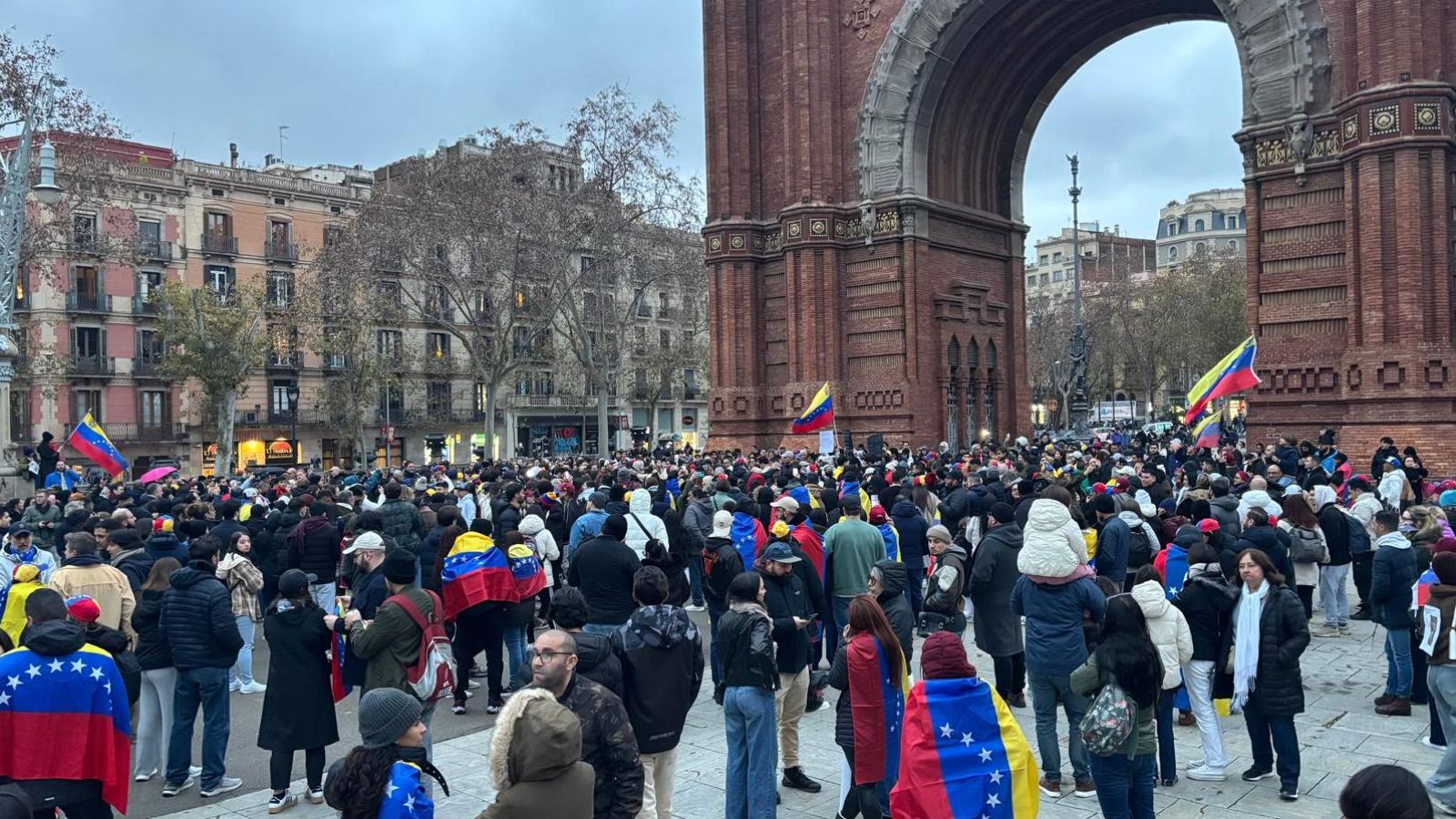 Centenars de persones es concentren a l'Arc de Triomf per celebrar la intervenció dels Estats Units a Veneçuela i la caiguda de Nicolás Maduro