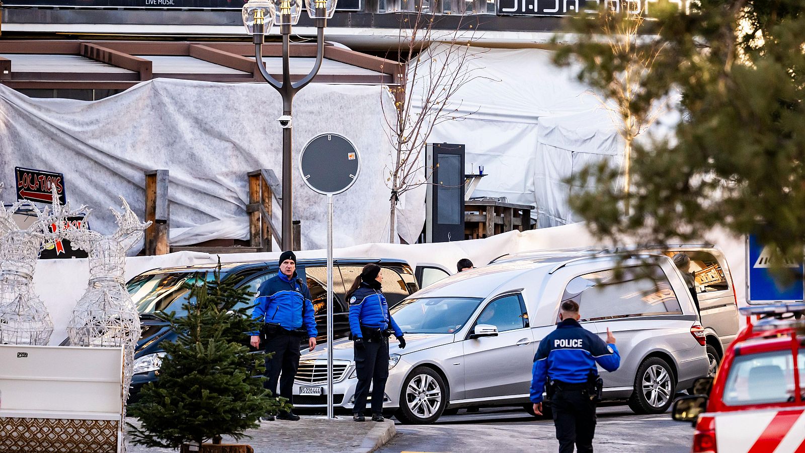Al menos 40 muertos y un centenar de heridos tras una explosión en un bar de una estación de esquí en Suiza.
