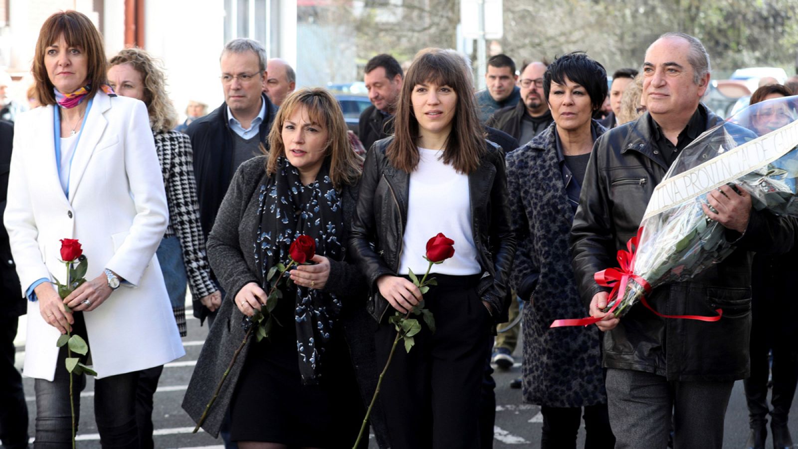La parlamentaria de EH Bildu, Maddalen Iriarte, junto a los dirigentes del PSE, Iñaki Arriola e Idoia Mendia, acompañan a Sandra Carrasco y Marian Romero