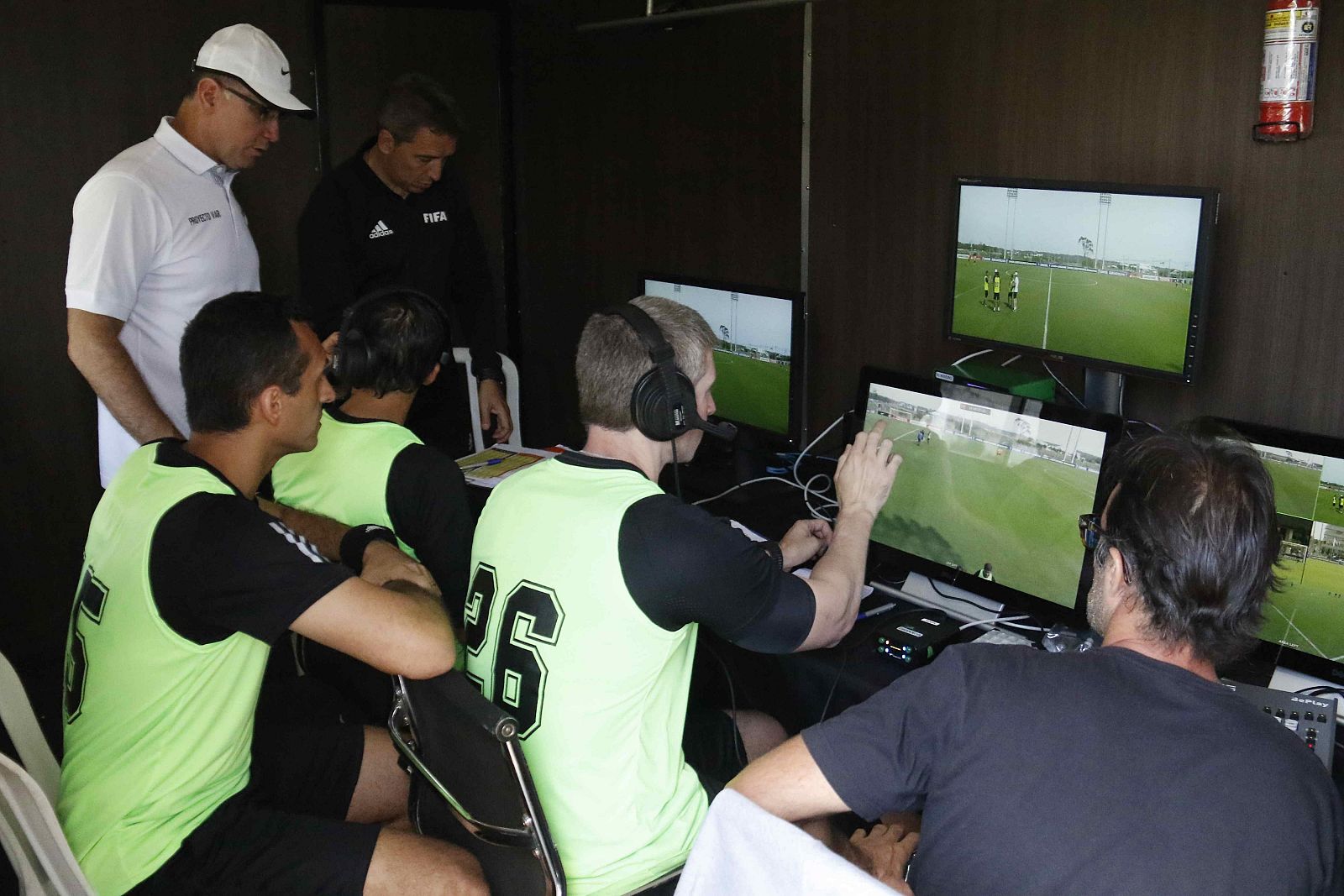 Árbitros ensayan el sistema de Asistencia Arbitral de Video (VAR).