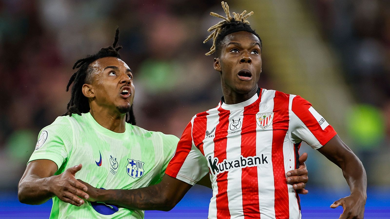 El defensa del FC Barcelona Jules Koundé (i) y el delantero del Athletic Club Nico Williams, durante la semifinal de la Supercopa del año pasado en Yeda