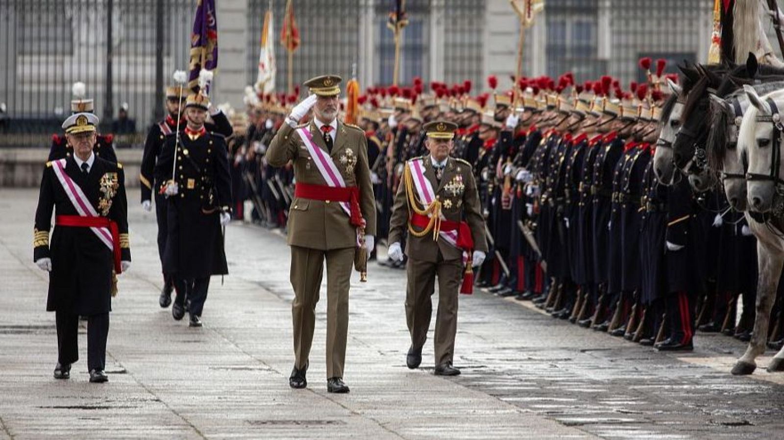 Felipe VI pasa revista durante la Pascua Militar, en el Palacio Real.