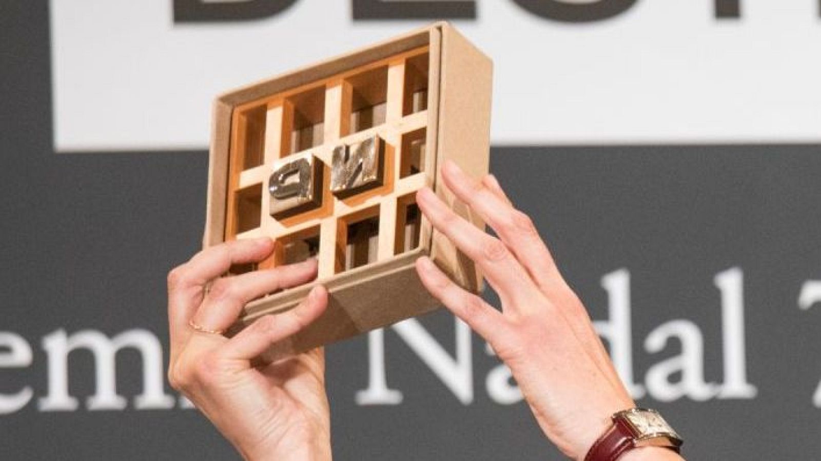 El guanyador del Premi Nadal de Novel·la aixeca el guardó