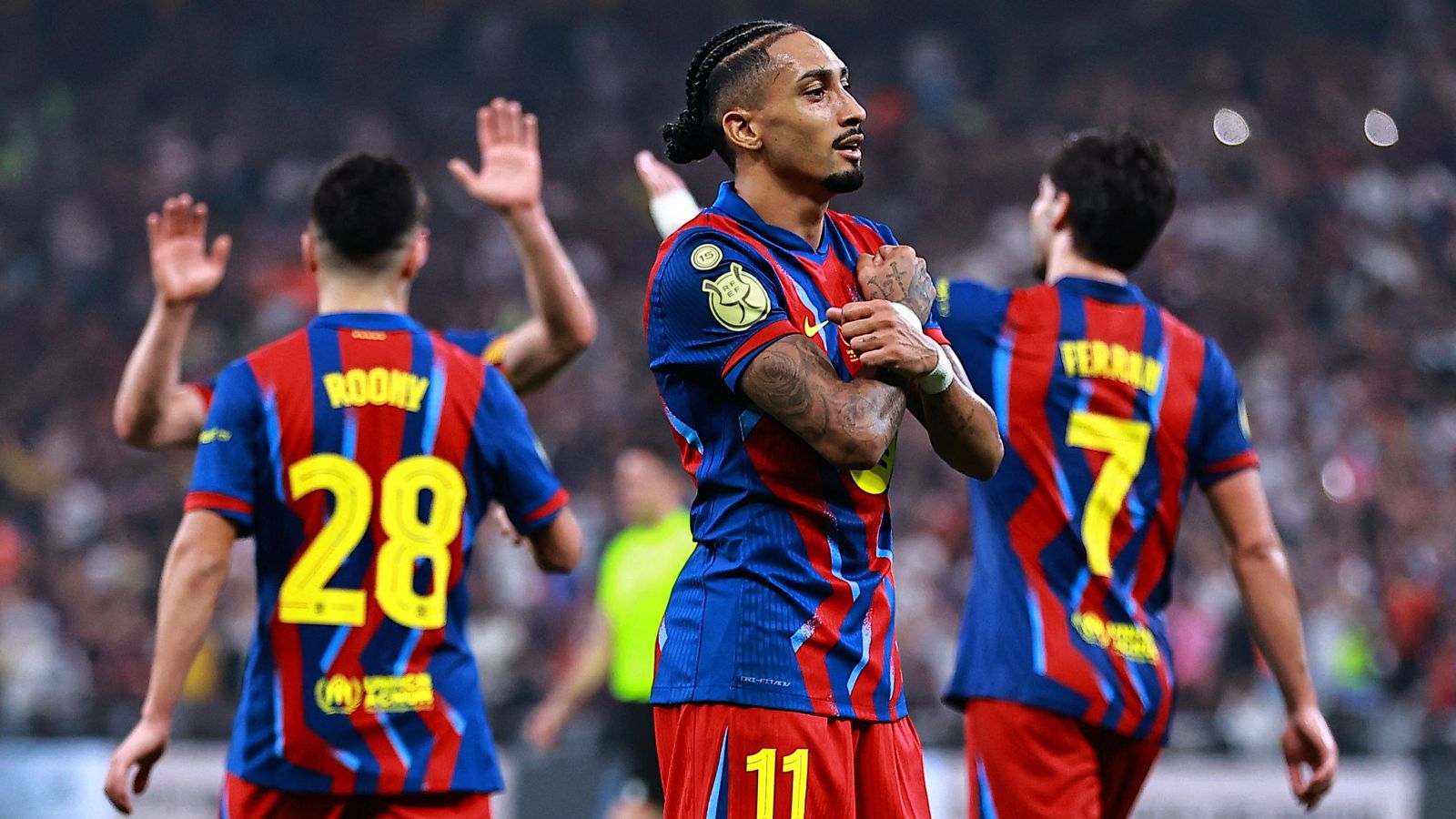 Raphinha celebra uno de sus goles en el la semifinal de la Supercopa Barcelona – Athletic