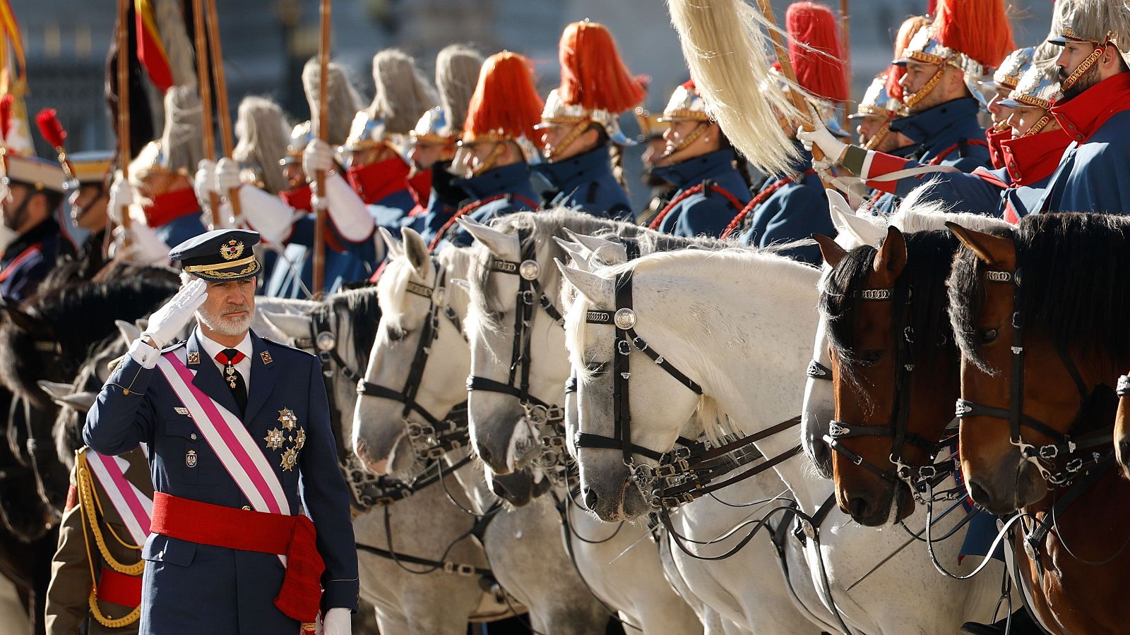 El rey Felipe VI pasa revista en la plaza de la Armería del Palacio Real en Madrid al inicio de la ceremonia de la Pascua Militar.