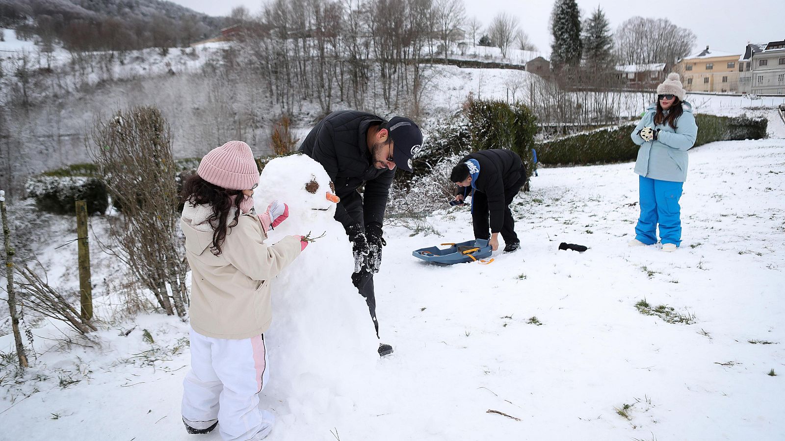 Varias personas juegan con nieve, a 6 de enero de 2026, en Pedrafita do Cebreiro, Lugo
