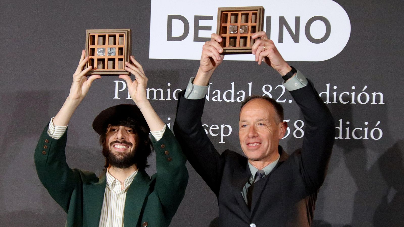 David Uclés i Francesc Torralba, després de recollir els premis Nadal i Pla