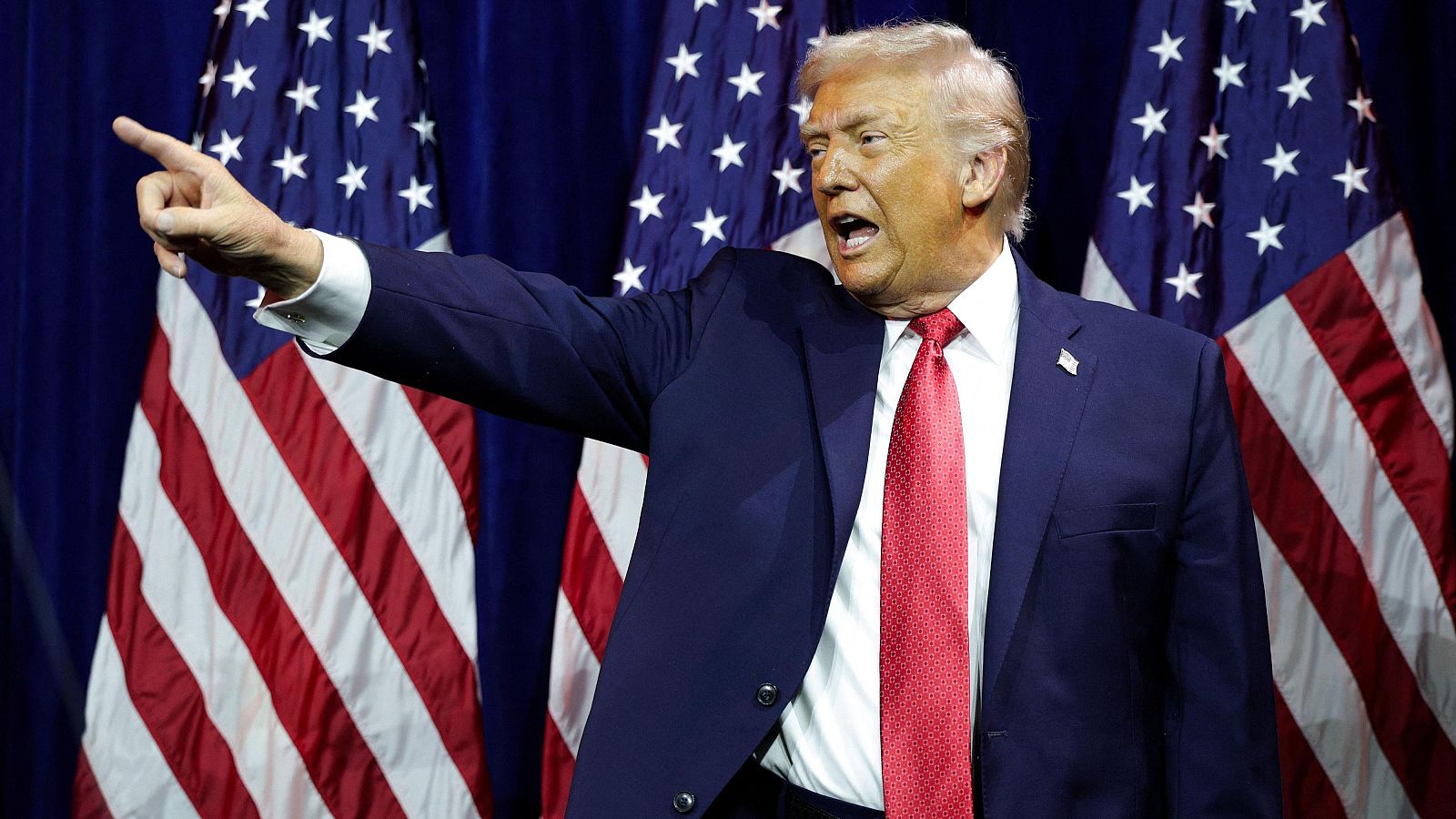 Donald Trump se dirige a sus congresistas en un evento en el Centro Kennedy de Washington