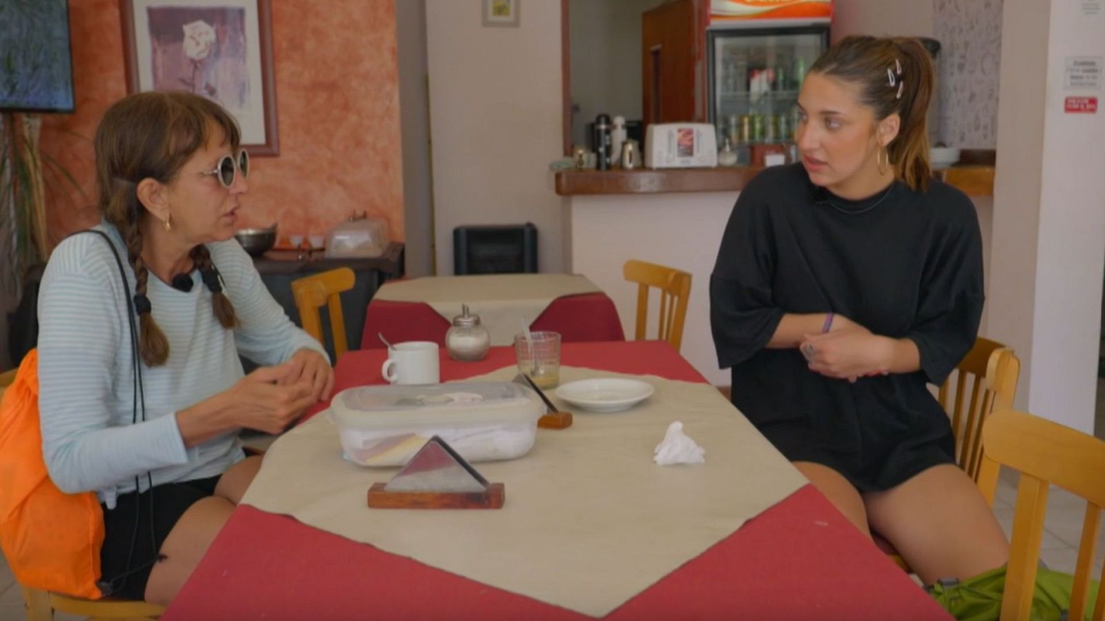 Yolanda y Ainoa buscando un plan para robar comida