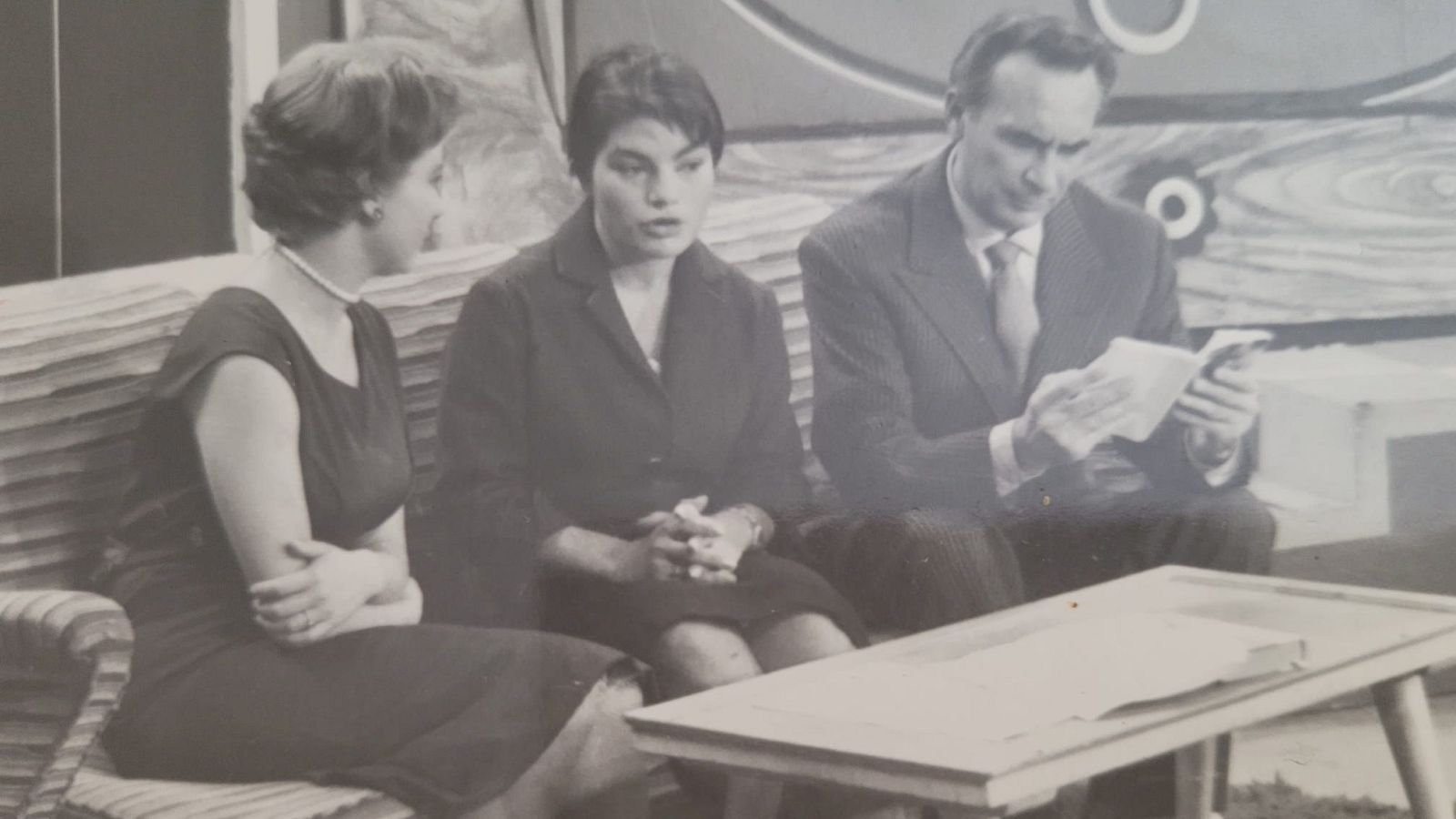 Aurora entre Blanca Álvarez y Adriano Rimoldi, en el programa Caras Nuevas, TVE, Paseo de la Habana, año 58.