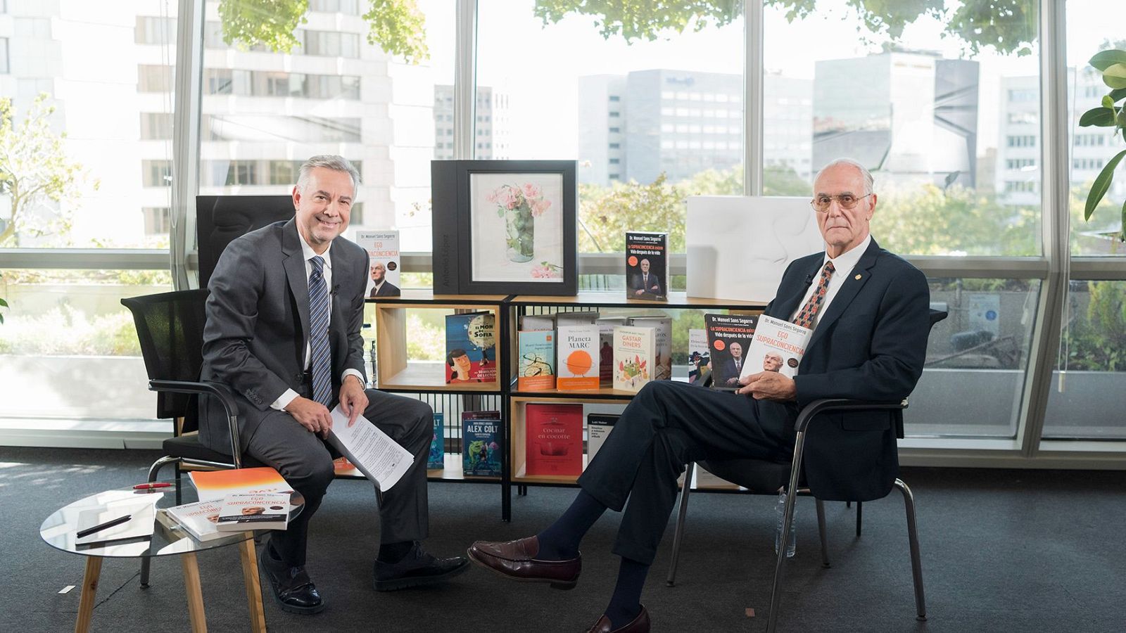 Jenaro Castro con el doctor Manuel Sans Segarra durante la entrevista