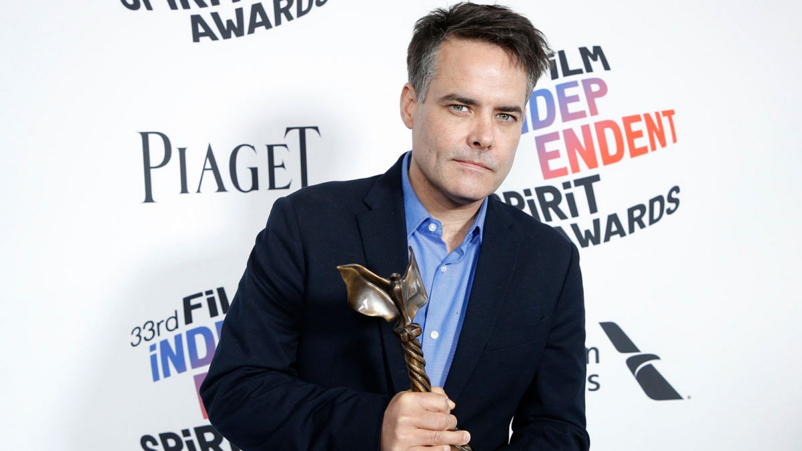 El chileno Sebastián Lelio posando tras ganar el Spirit a la mejor película internacional por 'Una mujer fantástica'.