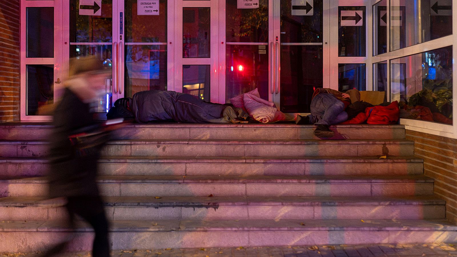 Personas sin hogar duermen en la calle en Barcelona
